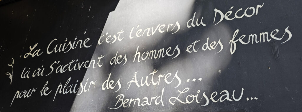 La Cuisine, c'est l'envers du décor, là où s'activent les hommes et femmes pour le plaisir des autres...
Bernard Loiseau

The kitchen is behind the scenes, where men and women work for the pleasure of others...
Bernard Loiseau