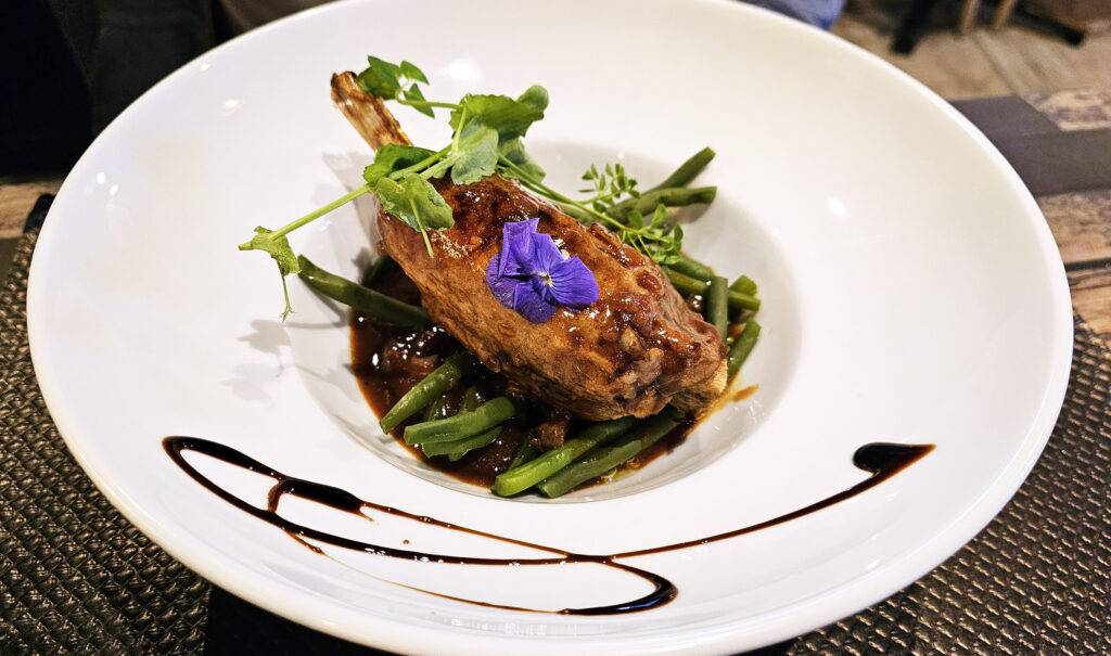 Souris de veau confite, pomme Anna et jus de viande réduit (veal) at Brasserie Saint Roch in Serignan, France