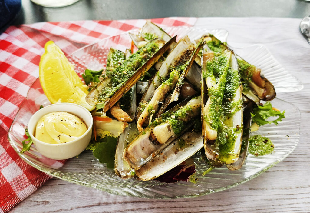 Razor clams at O Ranch Restaurant in Portiragnes, France - photo by Arthur Breur