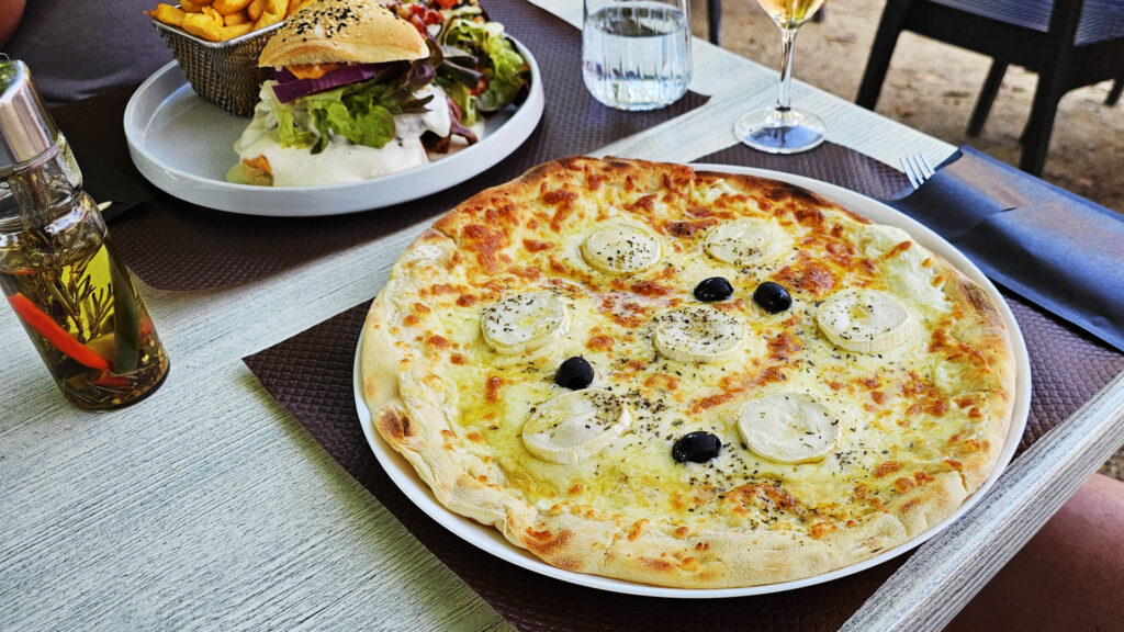 A Delicious Lunch at O Berges du Canal - photo by Arthur Breur