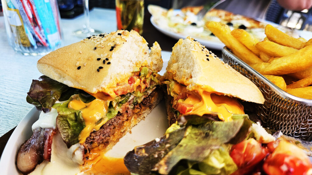 Burger savoyard from O'Berges du Canal in Villeneuve-lès-Béziers