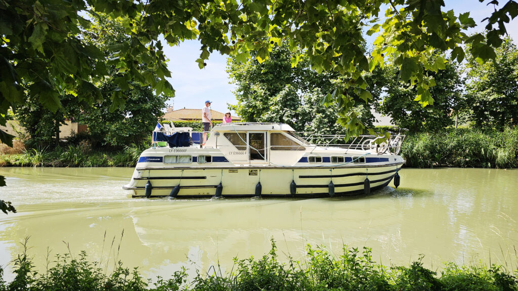 Canal Boat as seen from O Berges du Canal - photo by Arthur Breur