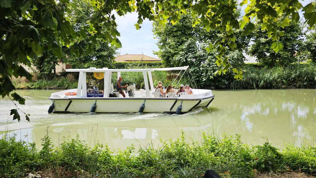 Canal Boat as seen from O Berges du Canal - photo by Arthur Breur