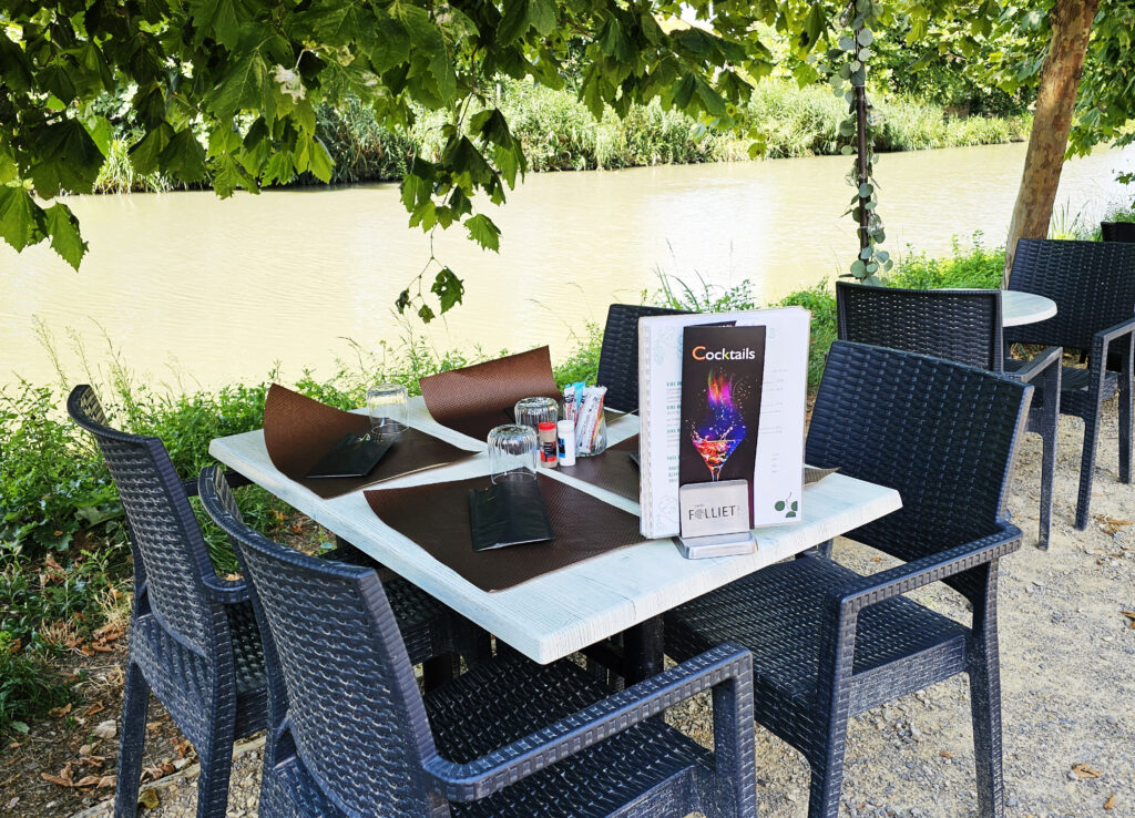 Outdoor dining at O Berges du Canal - photo by Arthur Breur