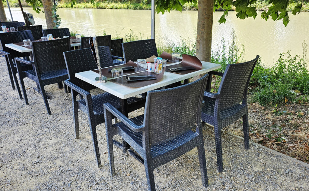 Outdoor dining at O Berges du Canal - photo by Arthur Breur