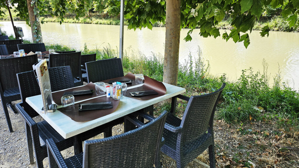 Outdoor dining at O Berges du Canal - photo by Arthur Breur